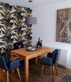 Schliersee Apartment | Maurers Schlierseetraum 6, Studio 455 mit 42 qm neu renoviert, Erdgeschoss mit eingezäunter Terrasse in ruhiger Lage am Kirchbichlweg 8