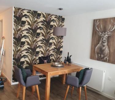 Schliersee Apartment | Maurers Schlierseetraum 6, Studio 455 mit 42 qm neu renoviert, Erdgeschoss mit eingezäunter Terrasse in ruhiger Lage am Kirchbichlweg 8