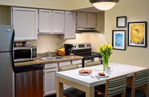 Westlake Hotel | Maximum Comfort and Style! 2 Pleasant Units, Kitchen, Free Parking, Onsite Pool