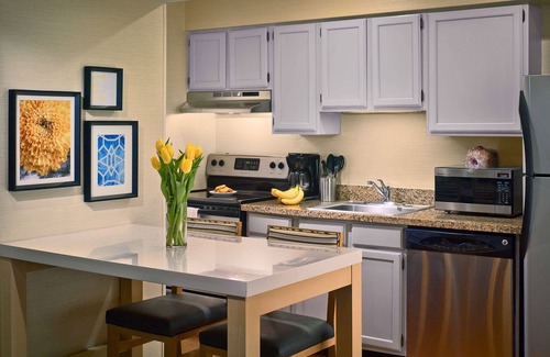Westlake Hotel | Maximum Comfort and Styles! Free Parking, Onsite Swimming Pool, Pets Allowed