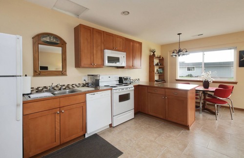 Maxwelton House | Maxwelton Beach Sunsets! Kayaks & paddleboards! 1 min walk to the water!