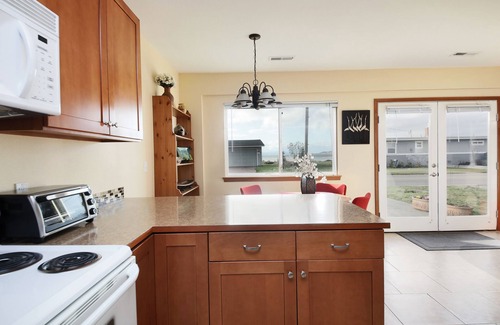 Maxwelton House | Maxwelton Beach Sunsets! Kayaks & paddleboards! 1 min walk to the water!