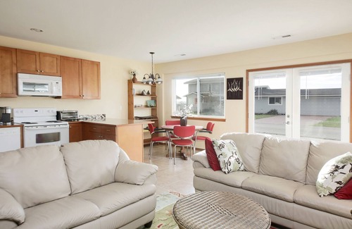 Maxwelton House | Maxwelton Beach Sunsets! Kayaks & paddleboards! 1 min walk to the water!
