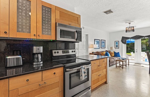 Highland Park Delray House | May thru Nov,2025 DISCOUNTnBOOK 2-8 Wks+LUXURYn Pool,3-blk walk-Atlantic&beach