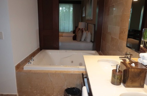 Ejidal Resort | Mayan palace Beautiful suite, Hot tub, deck, bars, spa, amazing water park, etc.