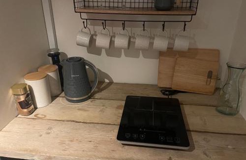 Wraysbury House | MayGrove Retreat - Sleeps 2 - Jacuzzi & boat hire