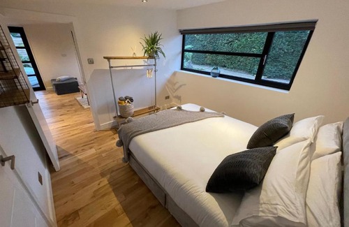 Wraysbury House | MayGrove Retreat - Sleeps 2 - Jacuzzi & boat hire