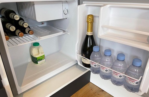 Wraysbury House | MayGrove Retreat - Sleeps 2 - Jacuzzi & boat hire