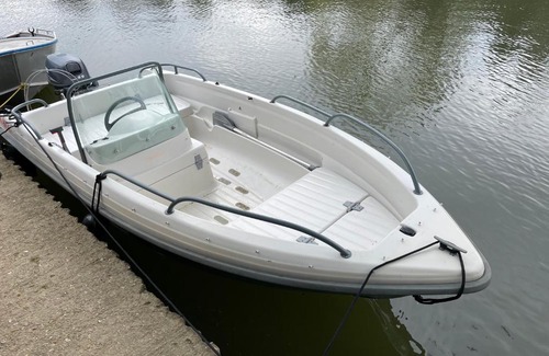 Wraysbury House | MayGrove Retreat - Sleeps 2 - Jacuzzi & boat hire