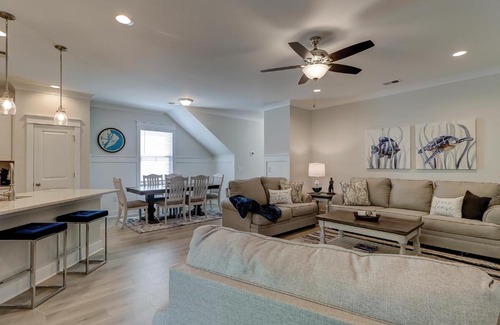 Hilton Head House | MBR King & 4 Queens Huge Living Room Covered Porch Bikes & Beach Gear included