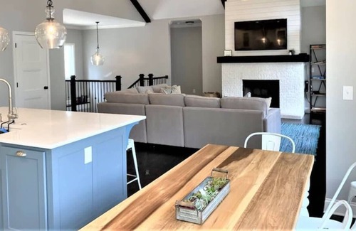 West Union House | McAlister - Absolutely Stunning Home on Lake Keowe