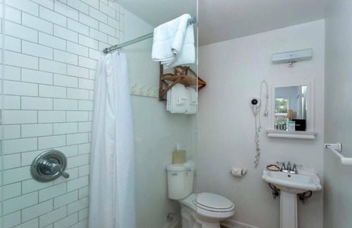 Downtown Cannon Beach Hotel | McBee Cottage - Cozy Queen Room at Cannon Beach Hotel Collection! Near Beach