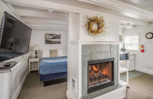 Downtown Cannon Beach Hotel | McBee Cottage - Standard Queen at Cannon Beach Hotel Collection! Kitchenette