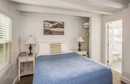 Downtown Cannon Beach Hotel | McBee Cottage - Standard Queen Room with Kitchenette and Beach Access!