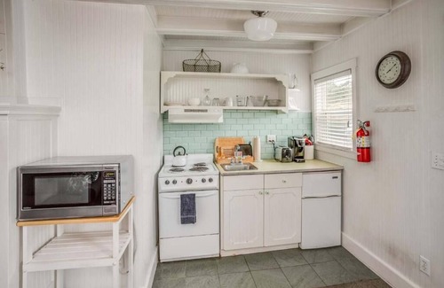 Downtown Cannon Beach Hotel | McBee Cottage - Standard Queen Room with Kitchenette and Beach Access!