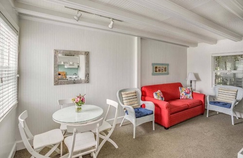 Downtown Cannon Beach Hotel | McBee Cottage - Standard Queen Room with Kitchenette and Beach Access!