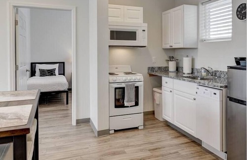 Maxwell Condo | McBryde Dive Bar - 8 beds - 2 Miles to DT