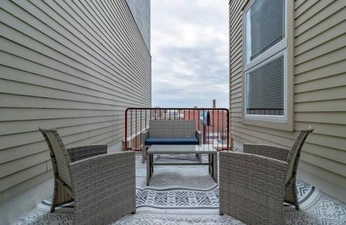 Near South Side Apartment | McCormick Oasis with Balcony, Optional Parking, Patio and Gym Sleeps 6 Near McCormick Place, Grant Park, Soldier Field & Museum Campus