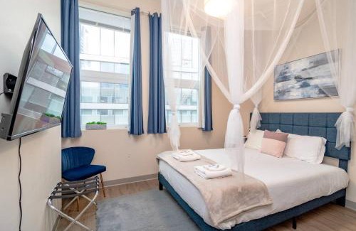 Near South Side Apartment | McCormick Oasis with Balcony, Optional Parking, Patio and Gym Sleeps 6 Near McCormick Place, Grant Park, Soldier Field & Museum Campus