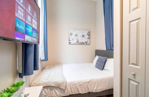 Near South Side Apartment | McCormick Oasis with Balcony, Optional Parking, Patio and Gym Sleeps 6 Near McCormick Place, Grant Park, Soldier Field & Museum Campus