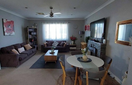 Broken Hill House | McGowen Accommodation Family & Pet Friendly just a short walk to the local pool