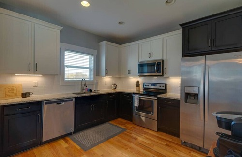 Radnor Apartment | Mciver- 3 Bedroom Home- HUGE yard! 4.5 miles to Broadway.
