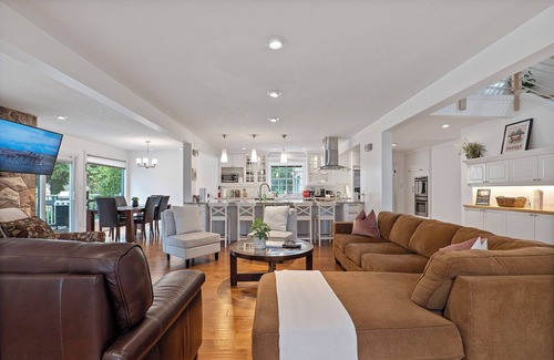 Southwest Edmonton House | McKernan - Ultimate Luxury Escape with A/C + BBQ