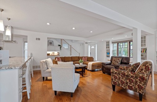 Southwest Edmonton House | McKernan - Ultimate Luxury Escape with A/C + BBQ