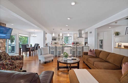 Southwest Edmonton House | McKernan - Ultimate Luxury Escape with A/C + BBQ
