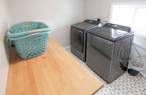 Prairie Village House | MCM inspired Cozy and Quiet 3 BR in Prairie Village - Pet Friendly