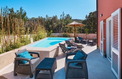 Miholascica Villa | MEACres Sun -secluded pool villa 150 meters from beach