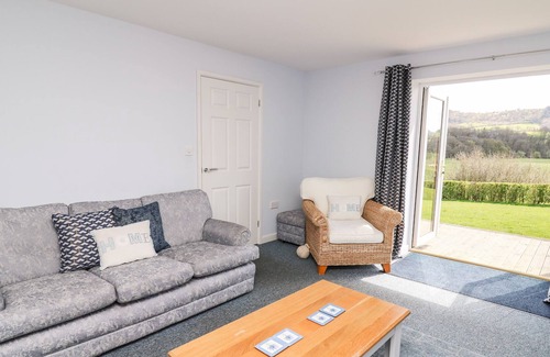 Llanfihangel Tal-y-llyn Cottage | MEADOW COTTAGE, family friendly, with a garden in Bronllys
