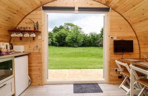 Blaisdon Cottage | MEADOW LODGE @ BERRYS PLACE FARM, romantic in Churcham