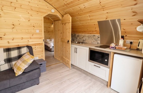 Blaisdon Cottage | MEADOW LODGE @ BERRYS PLACE FARM, romantic in Churcham