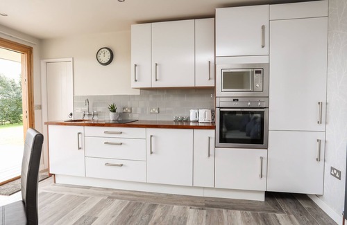 Corwen Cottage | MEADOW LODGE, pet friendly, country holiday cottage in Corwen
