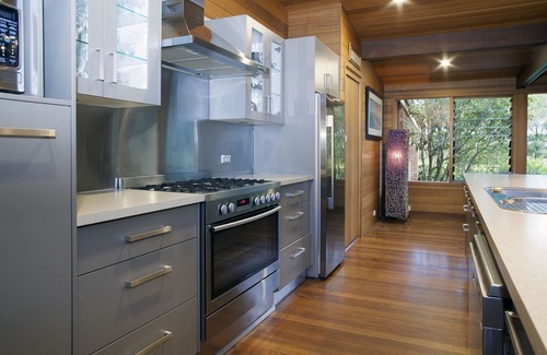 Meroo Meadow House | Meadow Mountain Lodge-Great for groups of families w/playground + tennis court