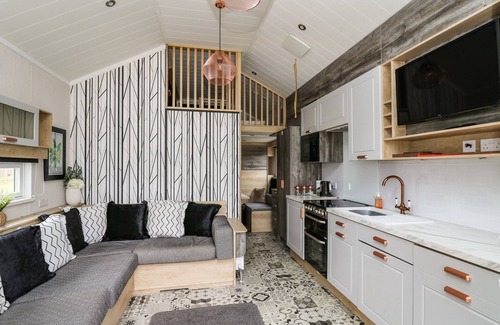 Llandrindod Wells Cottage | MEADOW RETREAT, character holiday cottage, with hot tub in Rhayader
