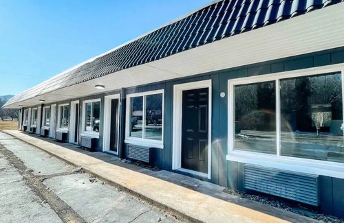 Townsend Apartment | Meadow Room at The Trailblazer Unit 3