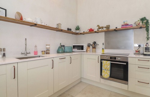 Penrith Cottage | MEADOW SYKE BARN, pet friendly, with hot tub in Bampton, Cumbria