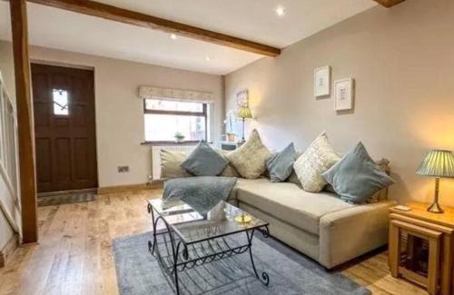Dilhorne House | Meadow View Cottage - cosy, romantic & 20 mins from Alton Towers