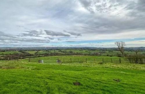 Dilhorne House | Meadow View Cottage - cosy, romantic & 20 mins from Alton Towers