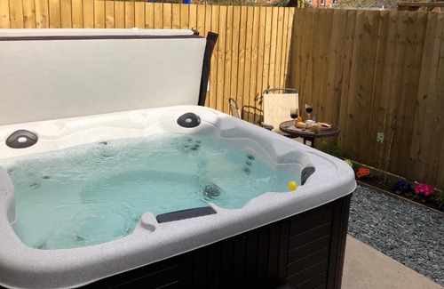 Marchwiel House | Meadow View - Hot Tub! An escape to the country.