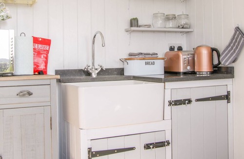 Loppington Cottage | MEADOW VIEW SHEPHERD'S HUT, romantic, with hot tub in Ellesmere