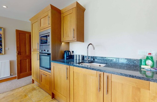 Witney Apartment | Meadow View | Witney Holiday Let | 1 Bed & Sleeps 2