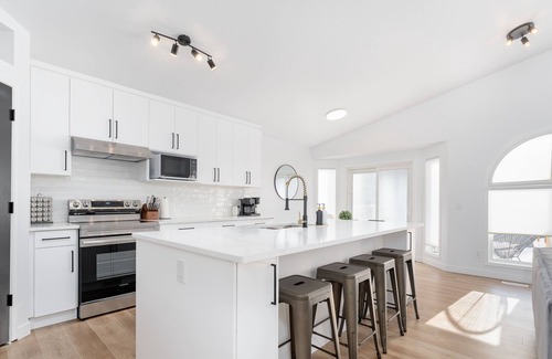 Southeast Edmonton House | MEADOWBROOK - Sleeps 12 - Garage Parking