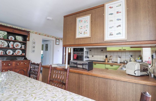 Dinas Cross Cottage | MEADOWLANDS, family friendly, with open fire in Dinas Cross