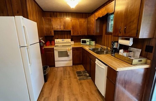 Maggie Valley Hotel | Meadowlark Motel with Restaurant & Bar