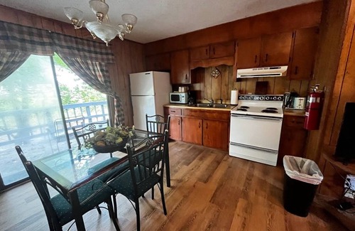 Maggie Valley Hotel | Meadowlark Motel with Restaurant & Bar