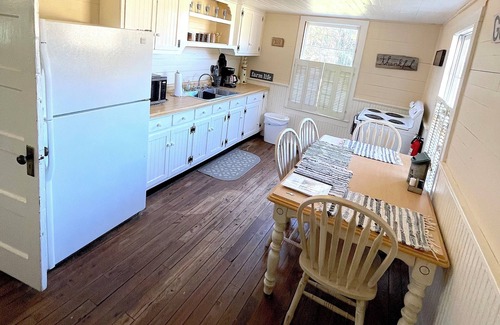 Griffin Cottage | Meadowview Cottage in Beautiful Rural Georgia