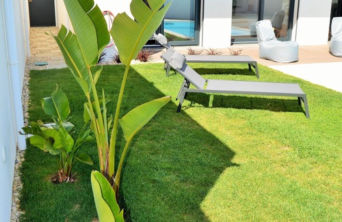 Fornos House | Meco Beach and Pool Villa